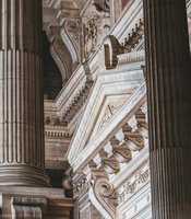 Marmeren zuilen van het justitiepaleis in Antwerpen